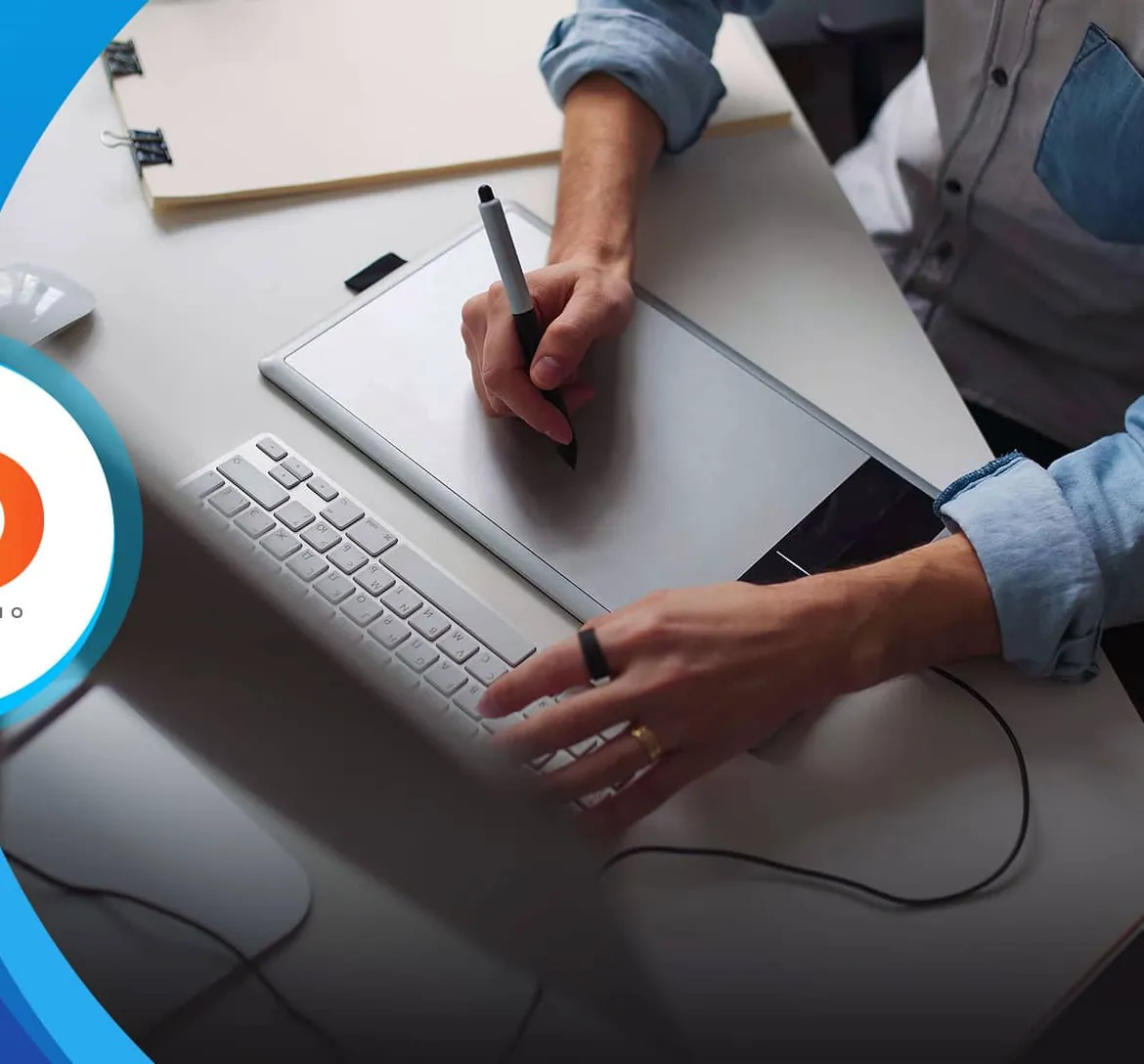 Diseñador de Equipo Gurú trabajando en tableta gráfica